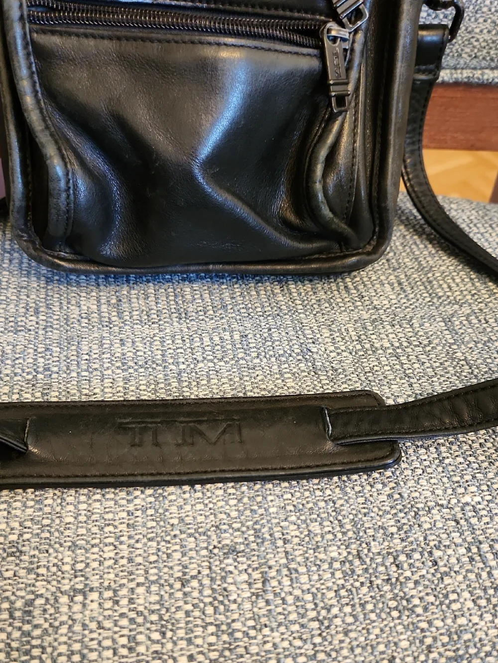 Tumi Black Leather Crossbody Bag Organizer Travel Everyday Casual Sporty Satchel